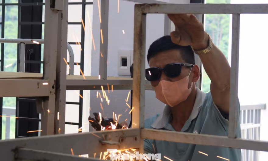 Thầy cô giáo vùng cao hoá thợ điện, thợ hàn sửa bàn ghế, giường tủ trước năm học mới