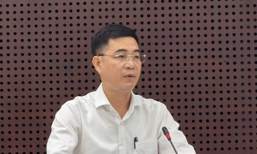 Du khách tham quan phố cổ Hội An trên đường Trần Phú.