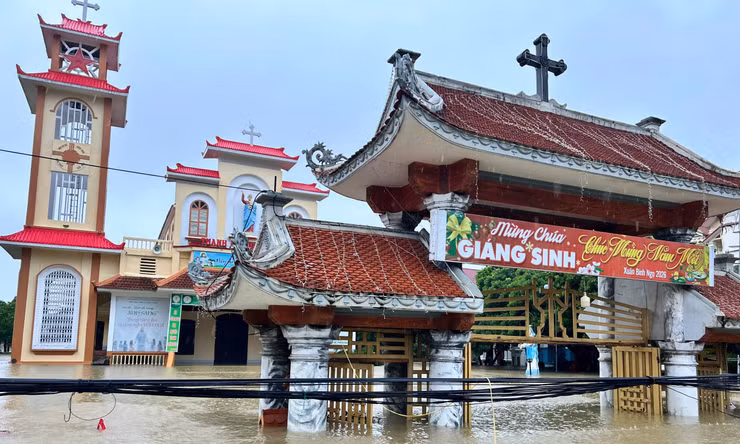 Nước lũ dâng, nhiều khu vực tại giáo xứ Mỹ Thủy ở Ninh Bình ngập sâu