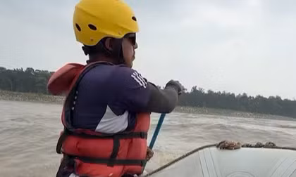 Thảm họa lũ quét ở Nepal: Thước phim nghẹt thở tìm kiếm nạn nhân mất tích trên sông tử thần