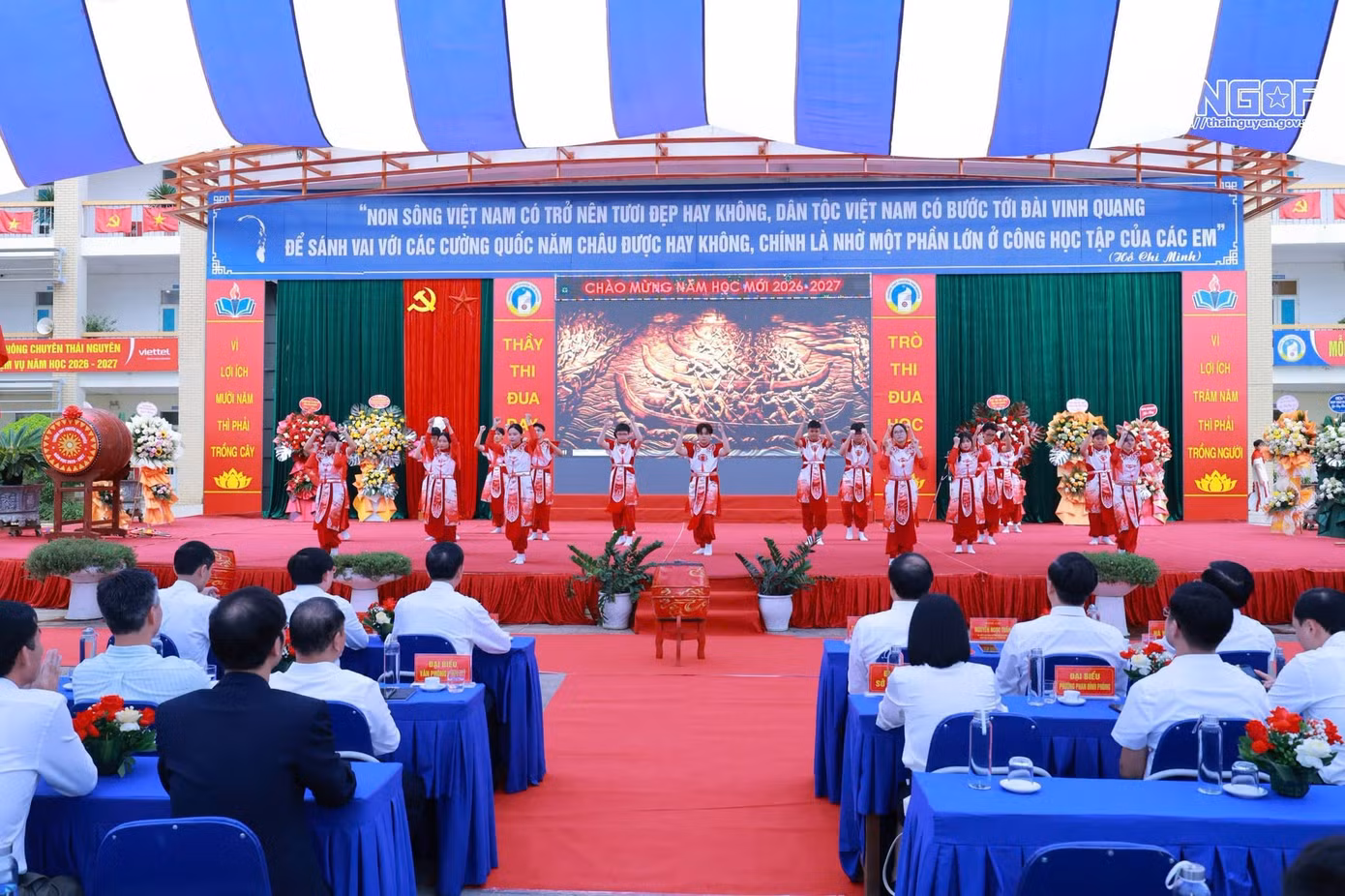 Rộn ràng khai giảng năm học mới: 26 triệu học sinh, sinh viên tới trường ảnh 21
