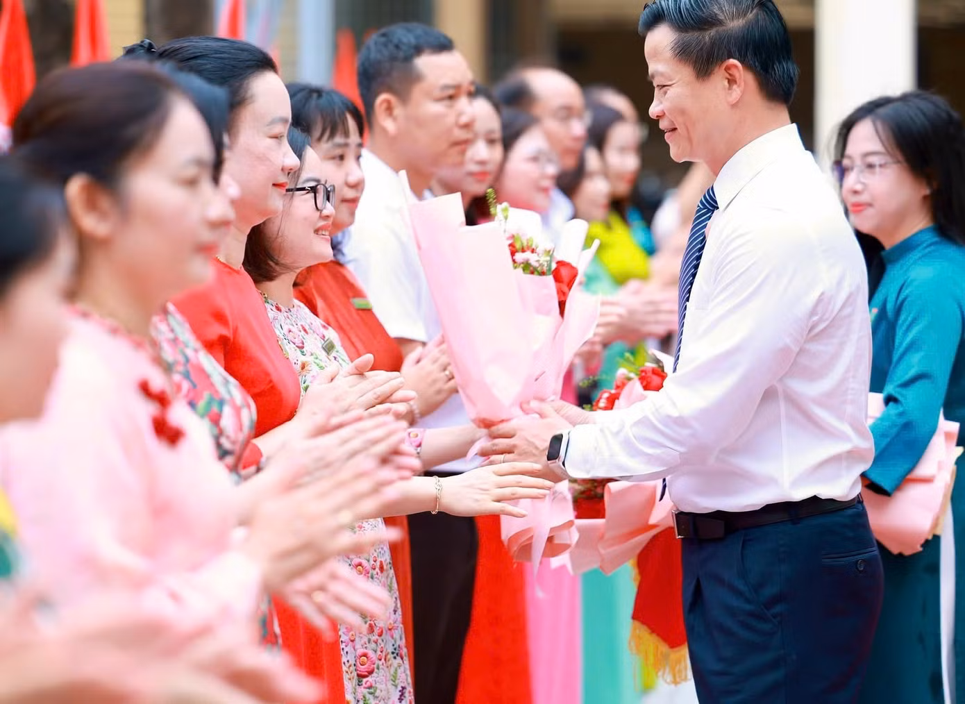 Rộn ràng khai giảng năm học mới: 26 triệu học sinh, sinh viên tới trường ảnh 22