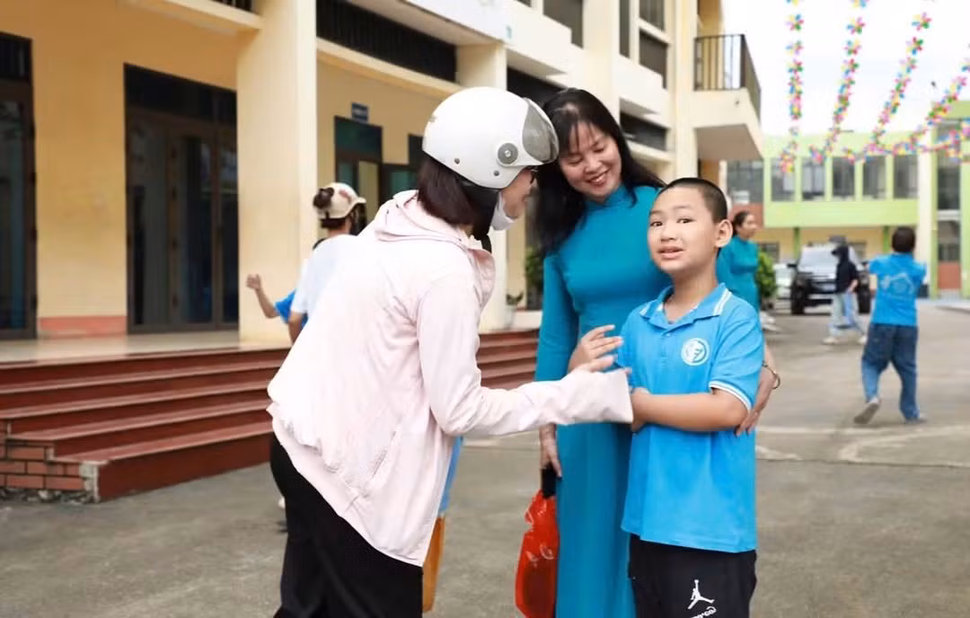 Phụ huynh đưa con đến trường dự ngày khai giảng