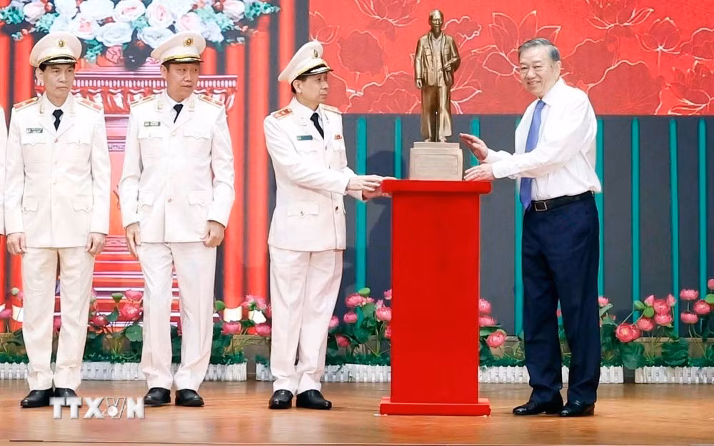 Tổng Bí thư, Chủ tịch nước Tô Lâm trao tặng bức tượng Chủ tịch Hồ Chí Minh cho Trung tâm Kỹ thuật nghiệp vụ (Bộ Công an). (Ảnh: Thống Nhất/ TTXVN)