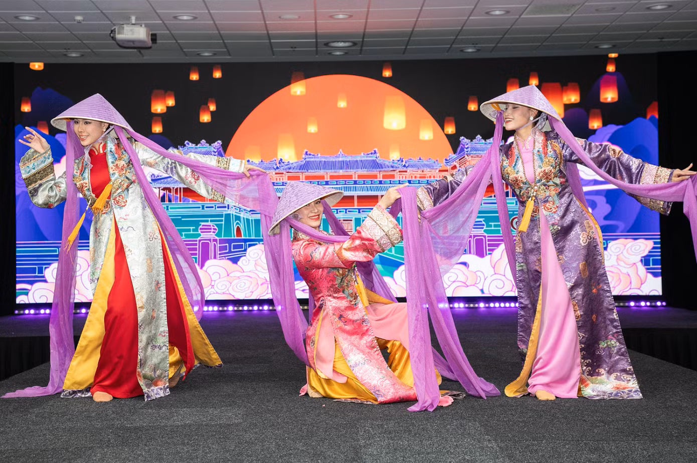 4-bo-suu-tap-ao-dai-sac-viet-cua-nha-thiet-ke-vu-viet-ha-duoc-trinh-dien-tai-chuong-trinh-xuc-tien-du-lich-viet-nam-tai-amsterdam.png