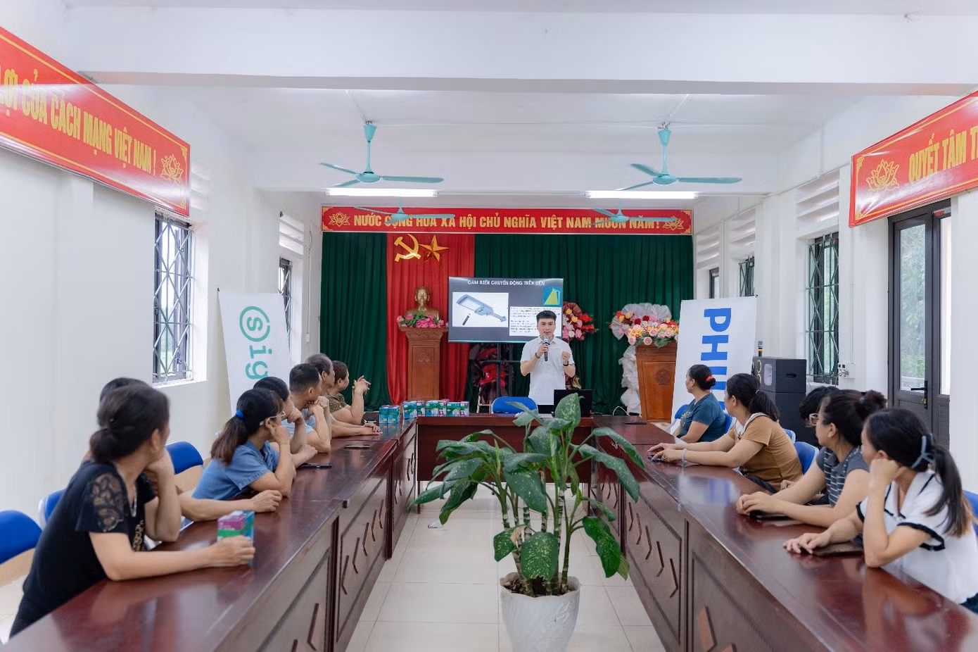Signify Việt Nam mang ánh sáng năng lượng mặt trời đến 15 xã khó khăn tại Tuyên Quang ảnh 3