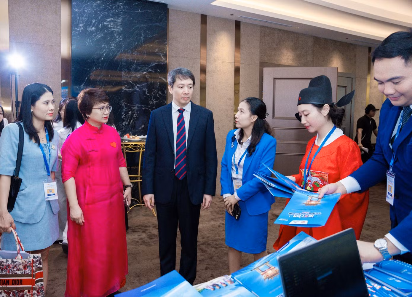 Thứ trưởng Bộ GD&amp;ĐT Phạm Quang Hưng tham quan, trò chuyện tại gian hàng.