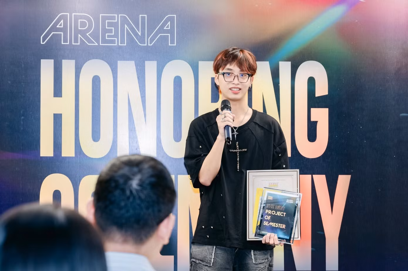 Nguyễn Lương Anh Đức chia sẻ tại buổi lễ vinh danh các học viên có thành tích học tập xuất sắc của Arena Multimedia