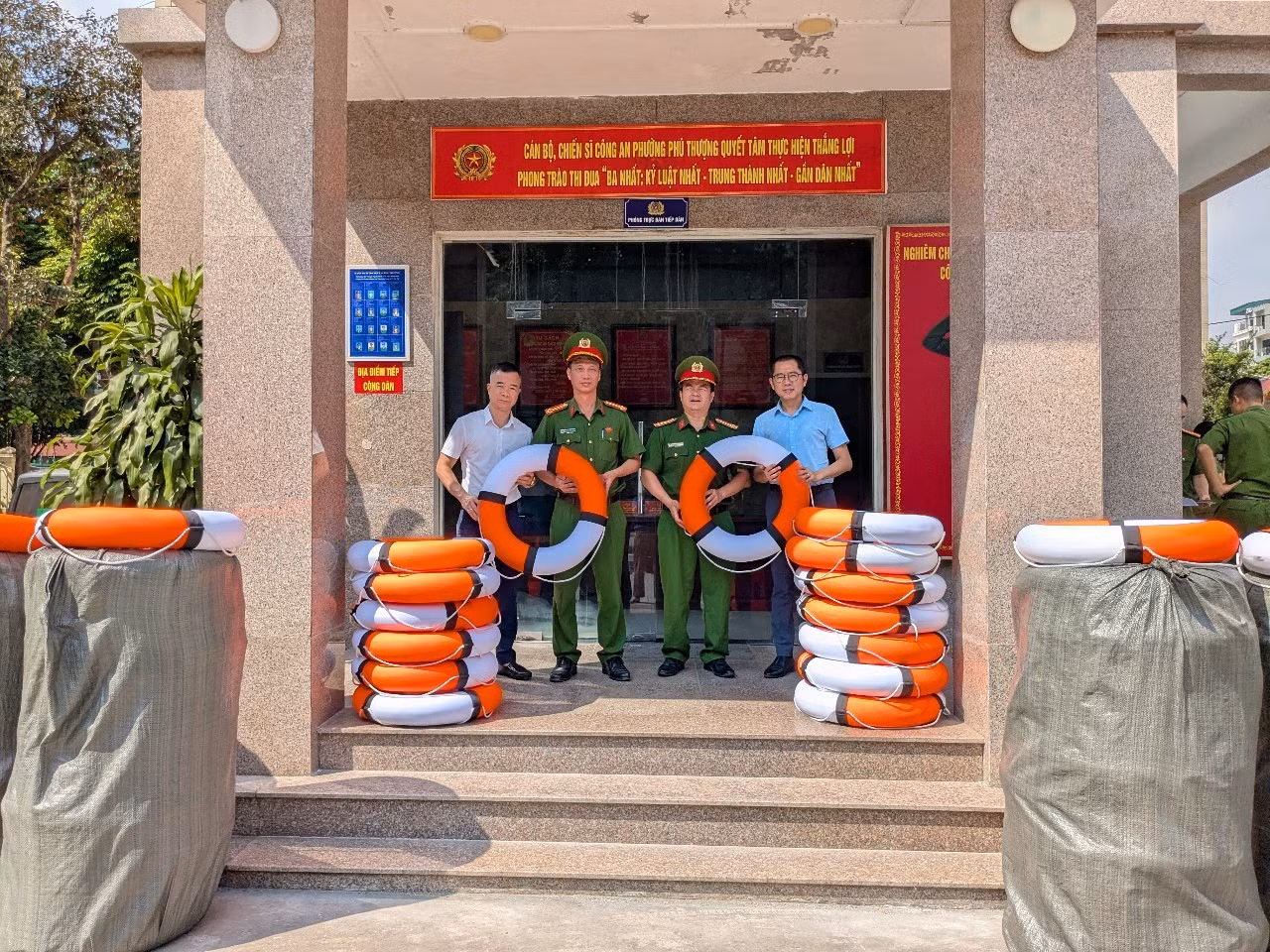 Từ bên phải: Ông Trần Quốc Toản – Giám đốc Khu đô thị Ciputra Hanoi (thứ 1); Ông Nguyễn Văn Tấn – Trưởng phòng GPMB Ciputra Hanoi (thứ 4) đại diện lãnh đạo công ty, trao 100 phao cứu sinh ủng hộ Công an Phường Phú Thượng, Hà Nội trong tháng 10.2026. (Nguồn ảnh: Ciputra Hanoi)