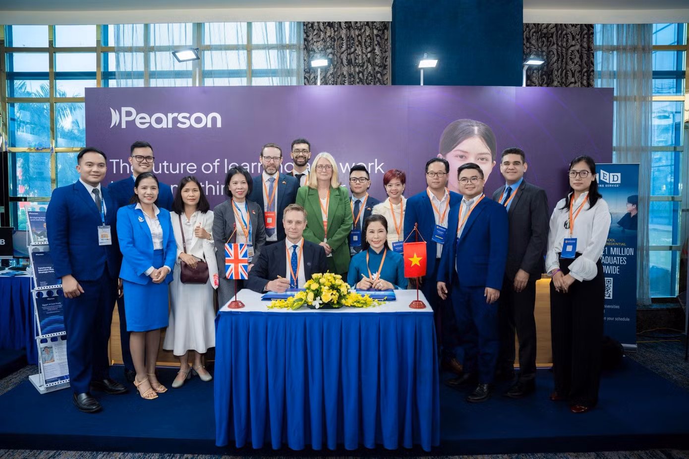 Lễ ký kết MOU giữa Pearson và Ocean Edu với sự chứng kiến của ba đại biểu cấp cao Vương quốc Anh.
