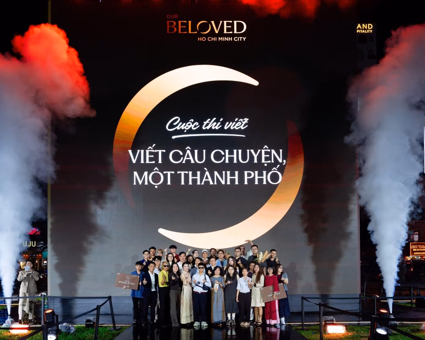 Khoảnh khắc lưu niệm của các tác giả đoạt giải cùng Ban giám khảo và Ban Tổ chức cuộc thi.