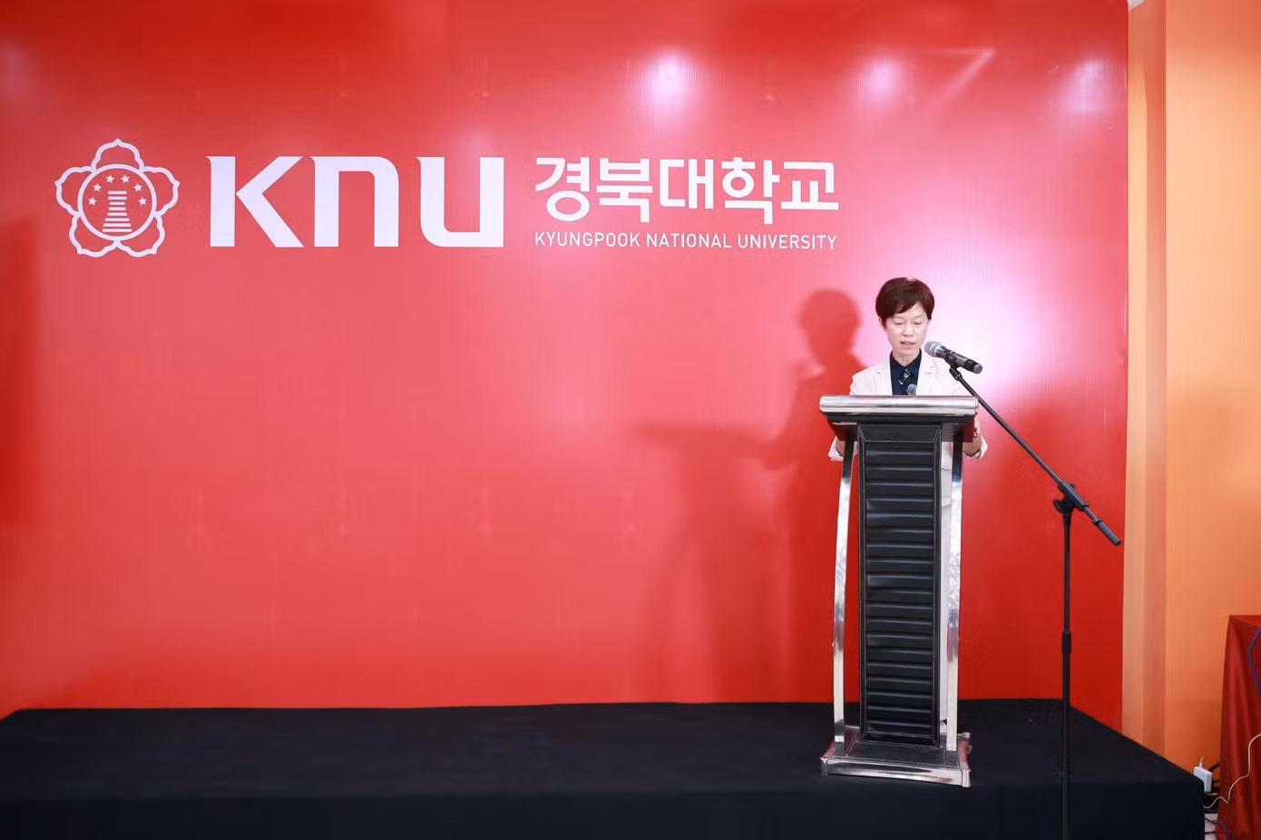Đại diện phía Hàn Quốc, TS. Choi Hee Kyung – Trưởng ban Quan hệ Quốc tế, Đại học Quốc gia Kyungpook nhắn gửi kỳ vọng tới thế hệ tiên phong.