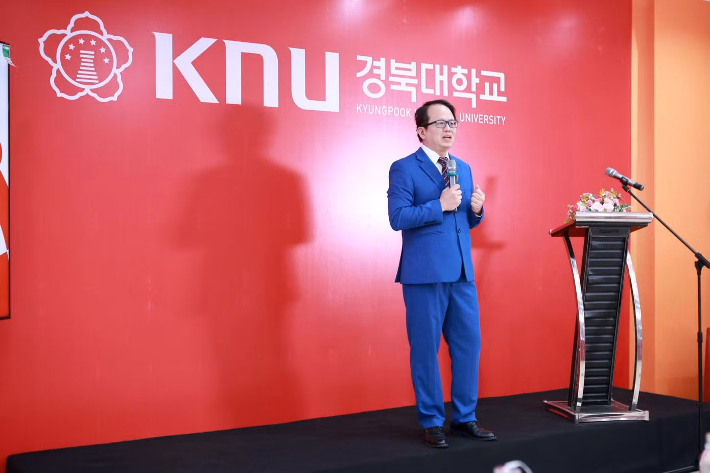 TS. David Hoàng – Viện trưởng Viện Đại học Quốc tế FPT, Giám đốc KNU Program phát biểu khai mạc.