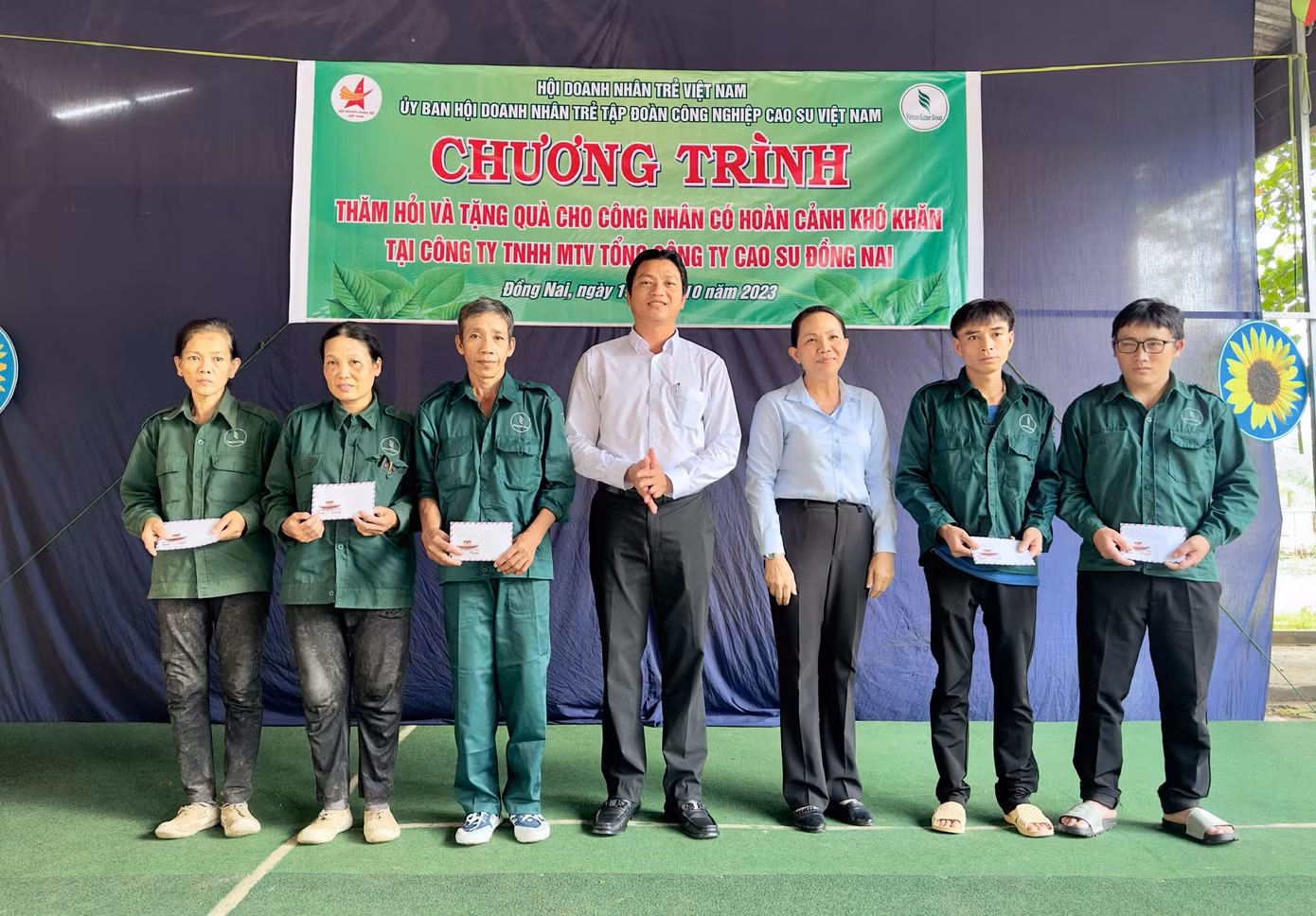 hoi-doanh-nhan-tre-vrg-tang-qua-cong-nhan-kho-khan.jpg