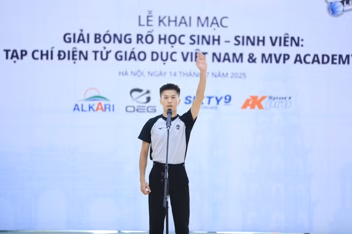 Đại diện tổ trọng tài tuyên thệ.