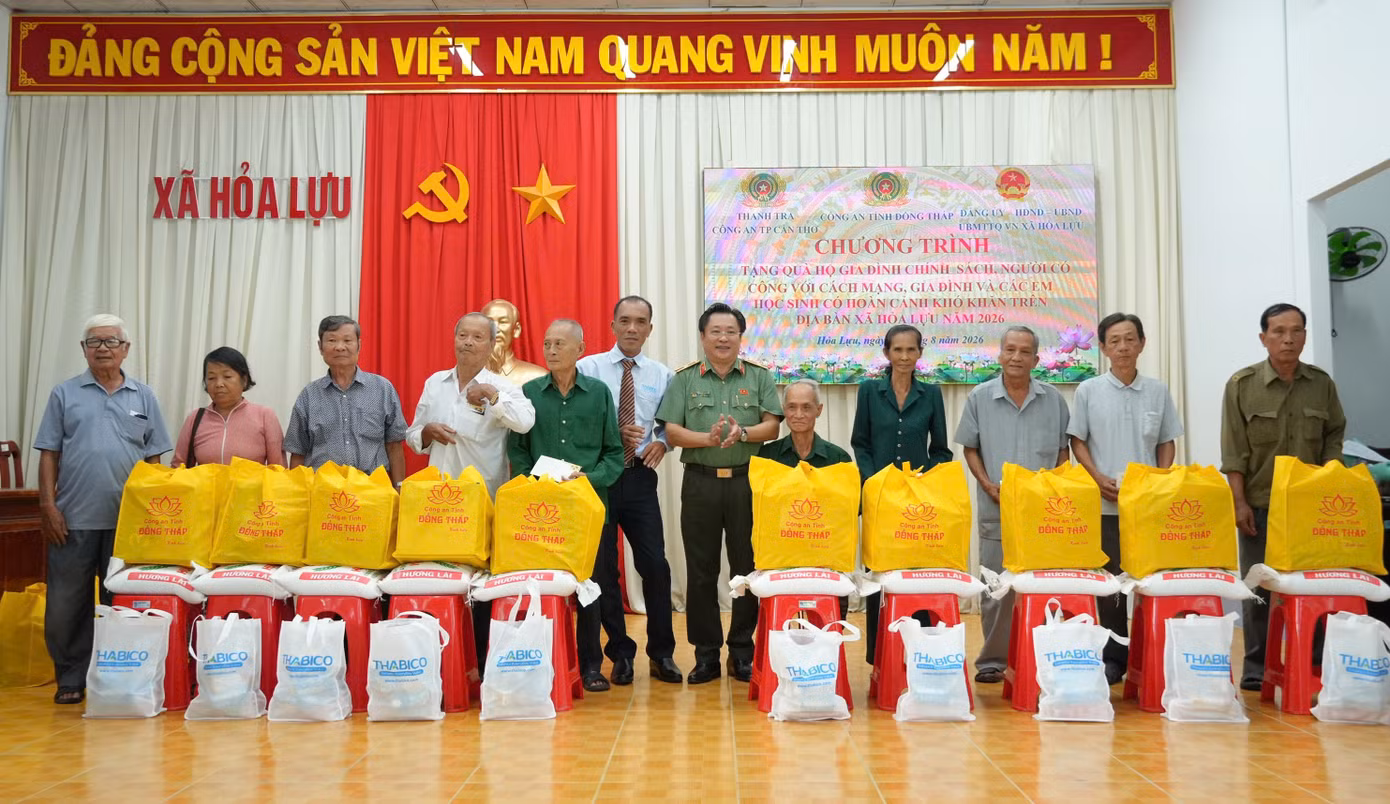 tang-qua-gia-dinh-chinh-sach-nguoi-co-cong-anh-trong-tin.jpg