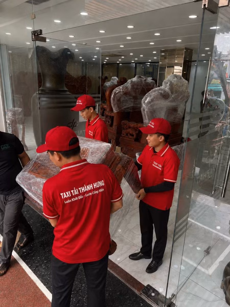 Đồ đạc xếp theo nhóm trước khi lên xe. Ảnh: Thành Hưng