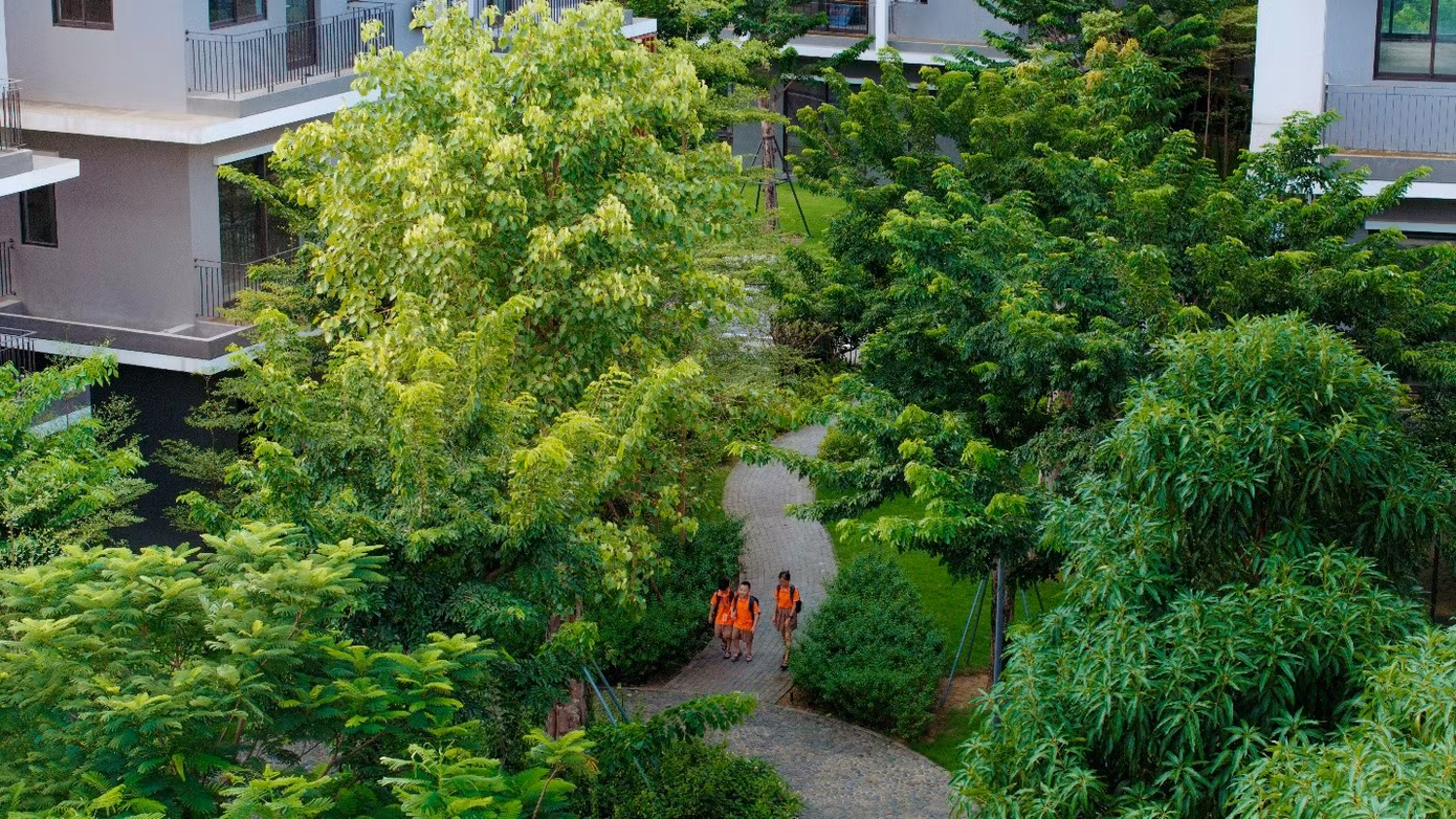 Đường đến trường xanh mướt, an toàn của học sinh PTLC FPT nằm trong Eco Central Park. Ảnh: Thanh Sơn.