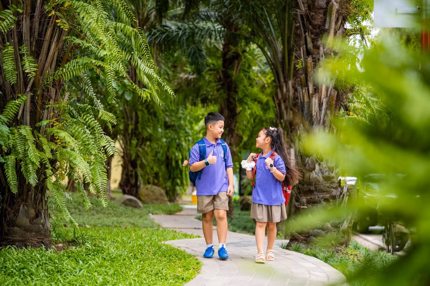 Trẻ chủ động đi bộ, đạp xe tới trường. Ảnh: Minh Sơn