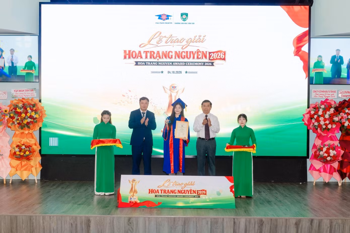 TS. Nguyễn Mai Lâm (Bên trái) trao giải thưởng cho Tân Hoa Trạng Nguyên lần thứ 14 năm 2026
