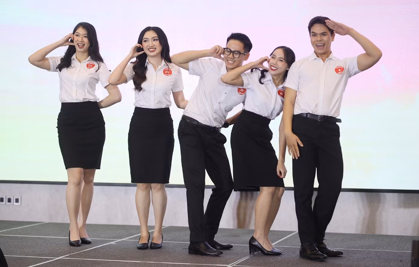 Trẻ trung, năng động, các ứng viên thể hiện tài năng trong ngày hội tuyển dụng