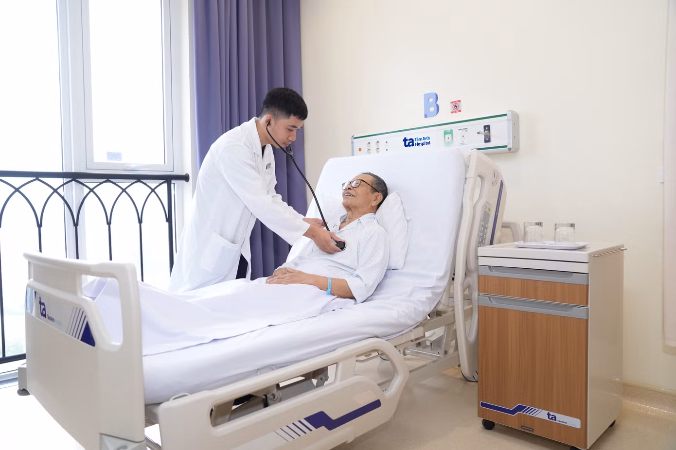 Người cao tuổi được các chuyên gia bác sĩ thăm khám, điều trị, chăm sóc bằng hệ thống thiết bị chuyên sâu công nghệ cao hàng đầu thế giới tại Bệnh viện Đa khoa Tâm Anh Hà Nội. Ảnh: Phương Linh