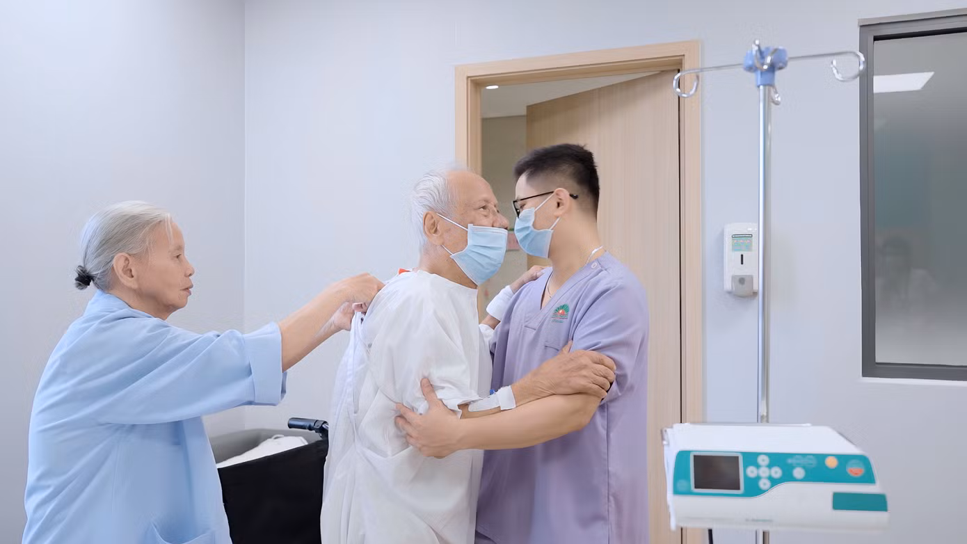 Cụ T dần dần phục hồi vận động sau những buổi tập vật lý trị liệu