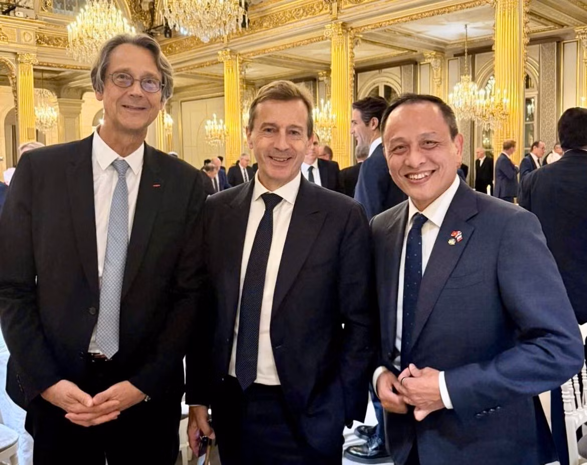4-tgd-vietnam-airlines-le-hong-ha-cung-ong-guillaume-faury-ceo-airbus-va-ong-olivier-andries-ceo-tap-doan-safran-lan-luot-tu-phai-qua-tai-toa-dam-lanh-dao-doanh-nghiep-viet-nam-cong-hoa-phap.jpg