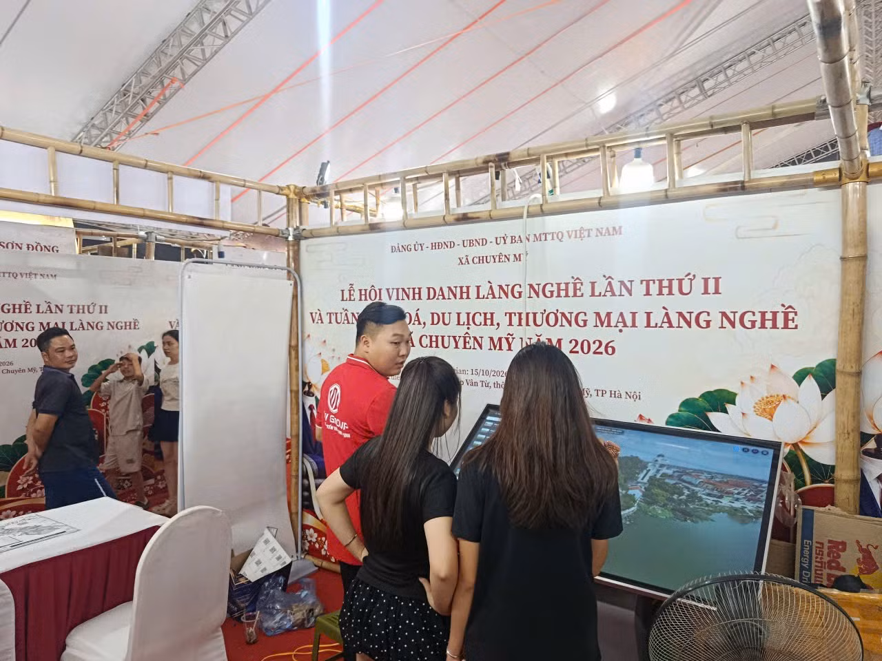 Người dân tìm hiểu hình ảnh điểm đến trên màn hình tương tác.