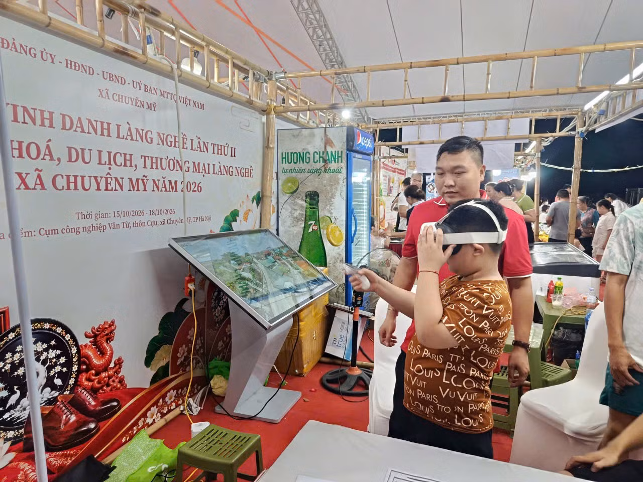 Em nhỏ trải nghiệm kính VR360 với sự hỗ trợ của người hướng dẫn.
