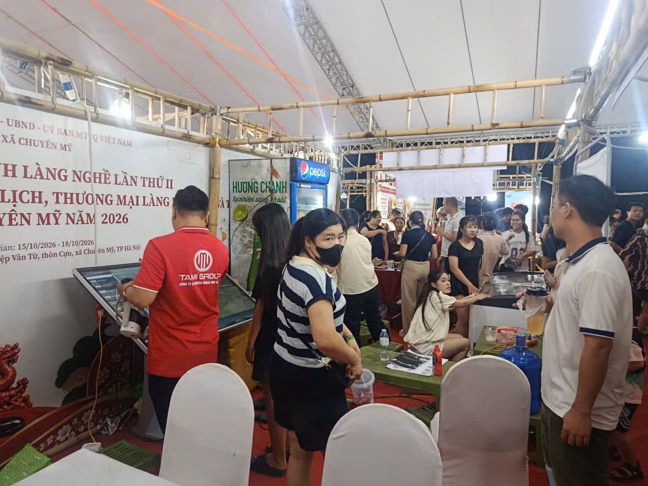 Không khí tham quan tại khu vực gian hàng chuyển đổi số.