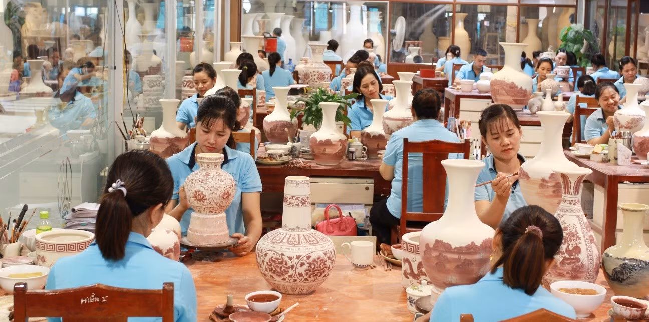 Nét vẽ thủ công của nghệ nhân Gốm Chu Đậu tiếp nối tinh hoa gốm cổ Việt Nam, gìn giữ bản sắc di sản qua từng sản phẩm.