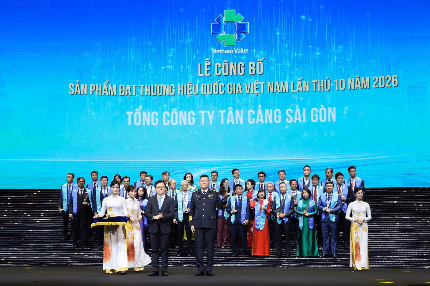 anh-3-dai-ta-vo-hoai-nam-nhan-thuong-hieu-quoc-gia-lan-thu-9-lien-tiep-cho-tong-cong-ty-tan-cang-sai-gon.jpg