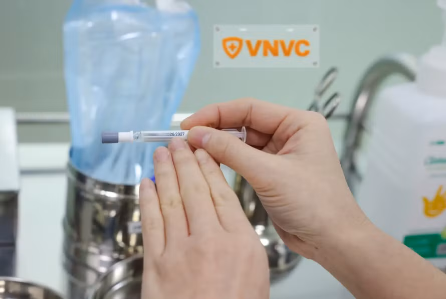 Vắc xin cúm công nghệ mới dạng xịt mũi bằng cách "xịt phun sương" nhẹ nhàng và thuận tiện. Ảnh: Nhân Lê