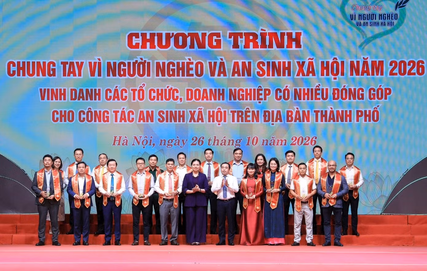 Bí thư Thành ủy Hà Nội Trần Đức Thắng và Phó Chủ tịch, Tổng Thư ký Ủy ban Trung ương Mặt trận Tổ quốc Việt Nam Hà Thị Nga trao biểu trưng vinh danh các đơn vị (Đại diện Vietcombank đứng thứ 3 từ phải sang, hàng thứ hai)