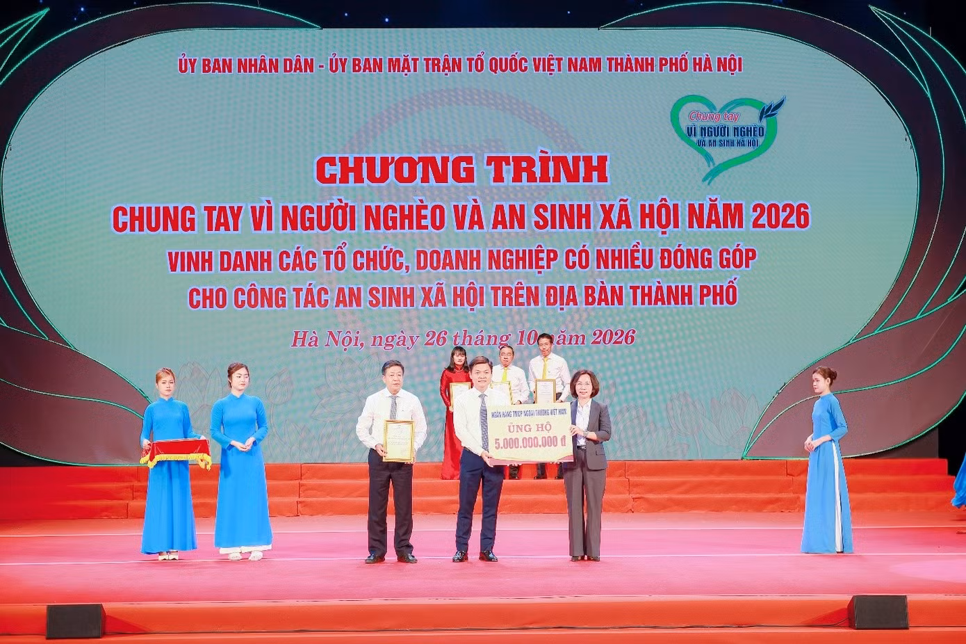 Ông Nguyễn Danh Phương, Phó Bí thư Thường trực Đảng ủy Vietcombank, đại diện ngân hàng trao tặng ủng hộ 5 tỷ đồng tại Chương trình