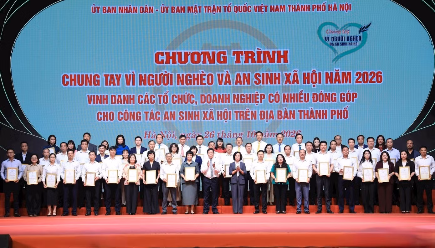 Chủ tịch Ủy ban Mặt trận Tổ quốc Việt Nam thành phố Hà Nội Bùi Huyền Mai và Phó Chủ tịch Thường trực UBND thành phố Hà Nội Dương Đức Tuấn trao Thư cảm ơn các đơn vị