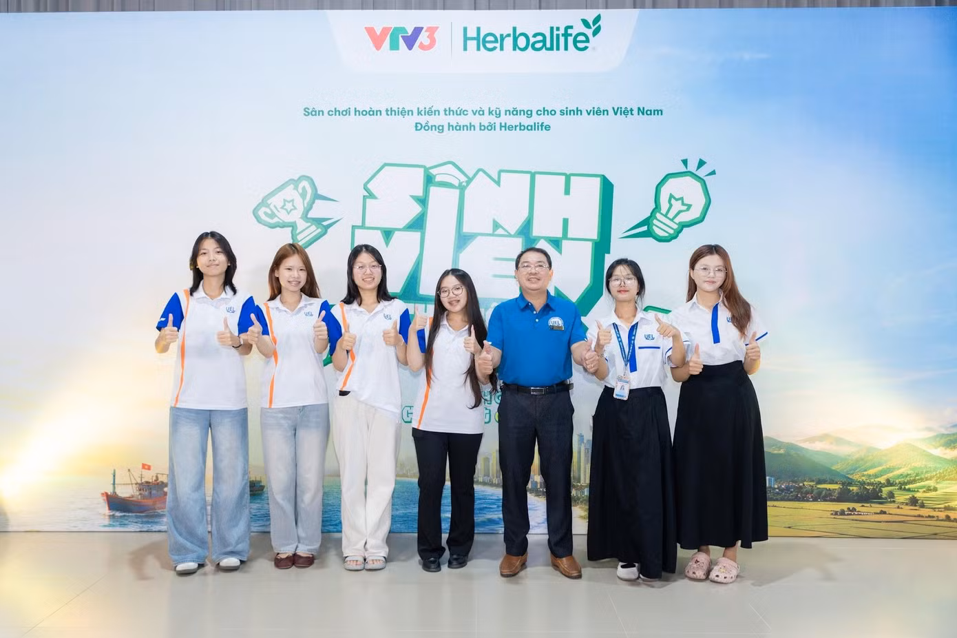 Đội thi Trường Đại học Kinh tế - Luật - ĐHQG TP.HCM với dự án "Giữ một nghề, dệt nên tương lai" - bảo tồn nghề dệt thổ cẩm tại Gia Lai. Ảnh: SVTHM 2026