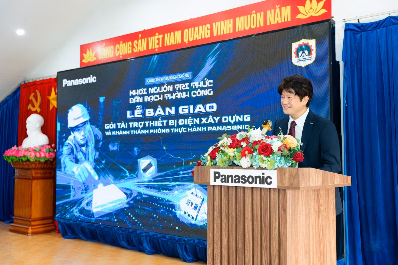 Ông Uemi Hirotaka – Tổng Giám đốc Panasonic Electric Works Việt Nam phát biểu tại Lễ bàn giao gói tài trợ thiết bị điện xây dựng.