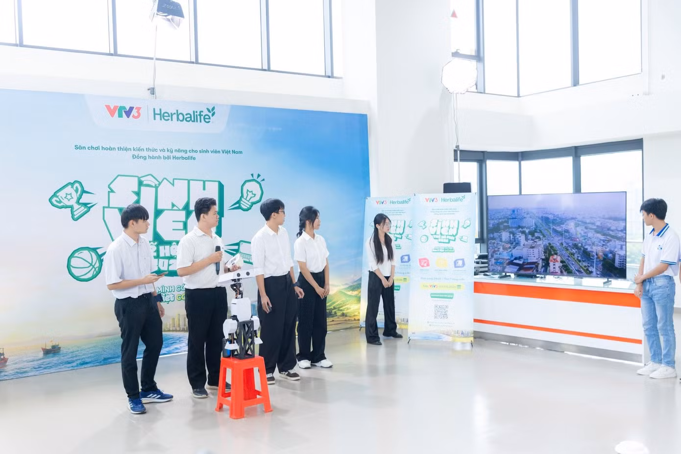 Đội thi Trường Đại học Bách khoa - ĐHQG TP.HCM với dự án VieGrand AI Plus - Hệ thống hỗ trợ người cao tuổi gồm camera thông minh. Ảnh: SVTHM 2026
