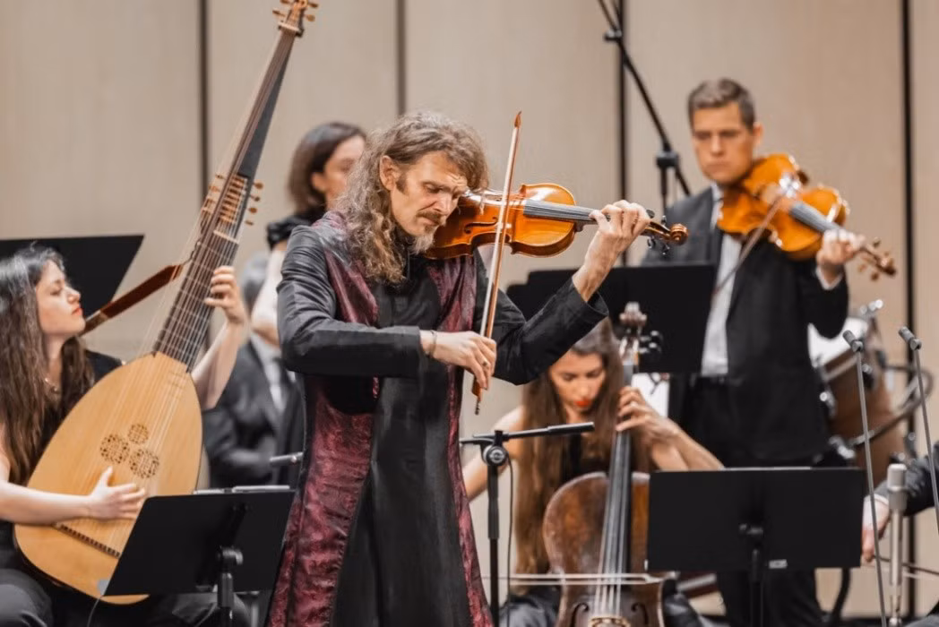 Nhạc trưởng kiêm nghệ sĩ violin Stefan Plewniak sẽ dẫn dắt Dàn nhạc Nhà hát Opera Hoàng gia Versailles trong “Four seasons with love”. Ảnh HGO