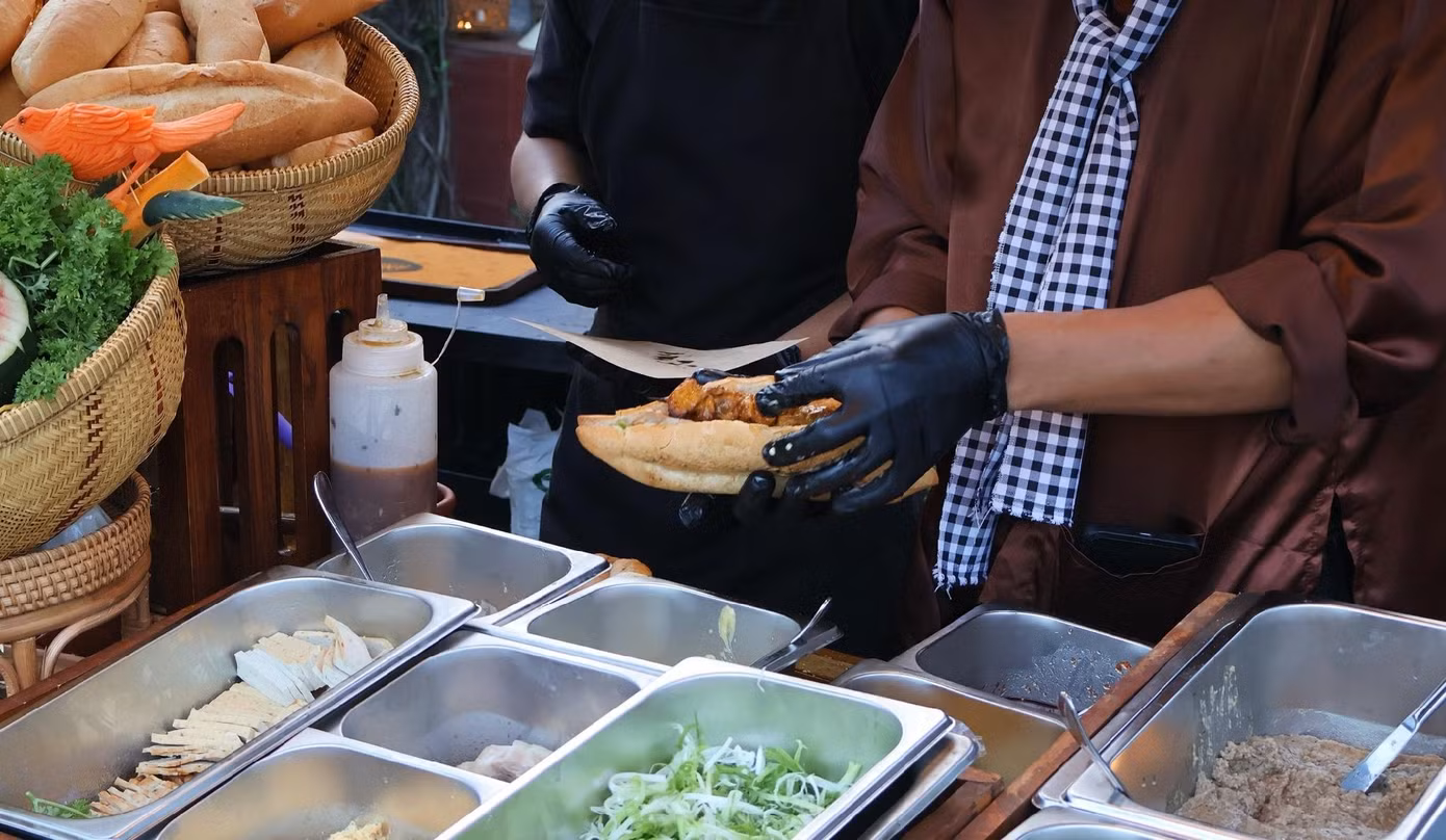 Bánh mì với phần nhân thịt chả nướng đậm đà cùng vỏ bánh mì giòn rụm được phục vụ tại chỗ