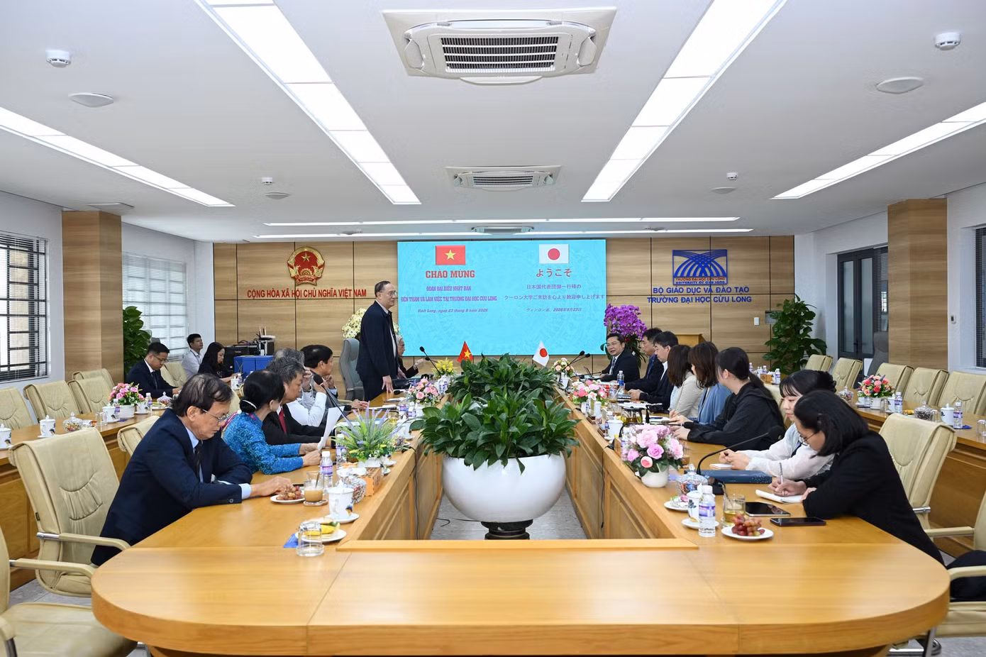 1-quang-canh-buoi-lam-viec.jpg