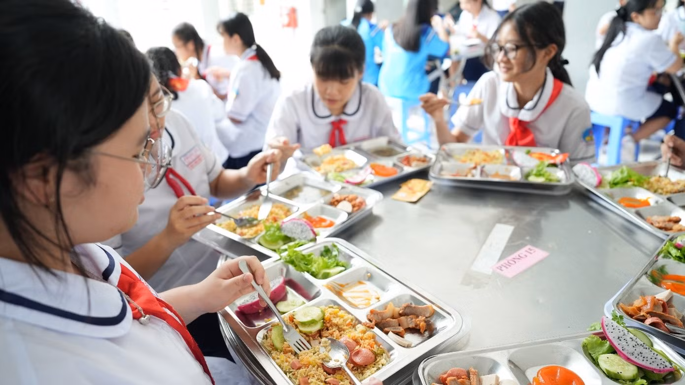 Bữa ăn học đường an toàn cần sự chung tay của nhiều bên. Ảnh: SATRA