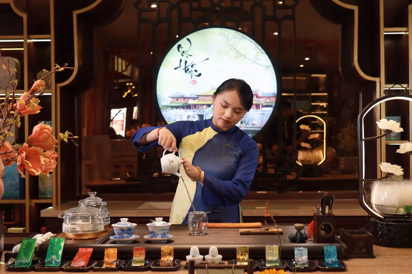 Trà nương tập luyện phần trình diễn nghệ thuật và nghi thức mời trà