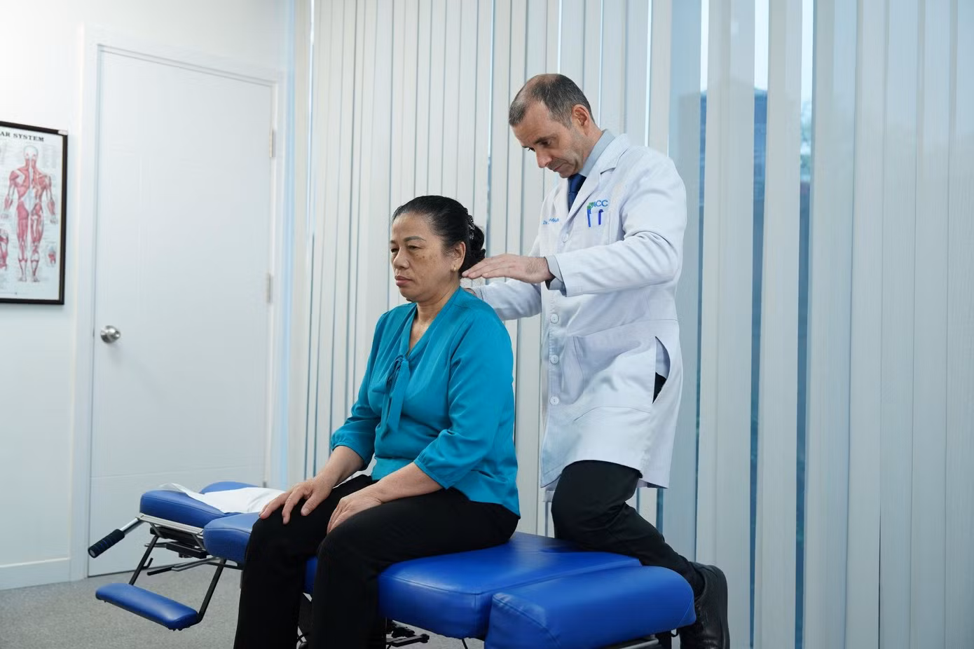 Phụ nữ trung niên nên được thăm khám định kỳ cơ xương khớp giúp ngăn ngừa nguy cơ thoái hoá sớm.