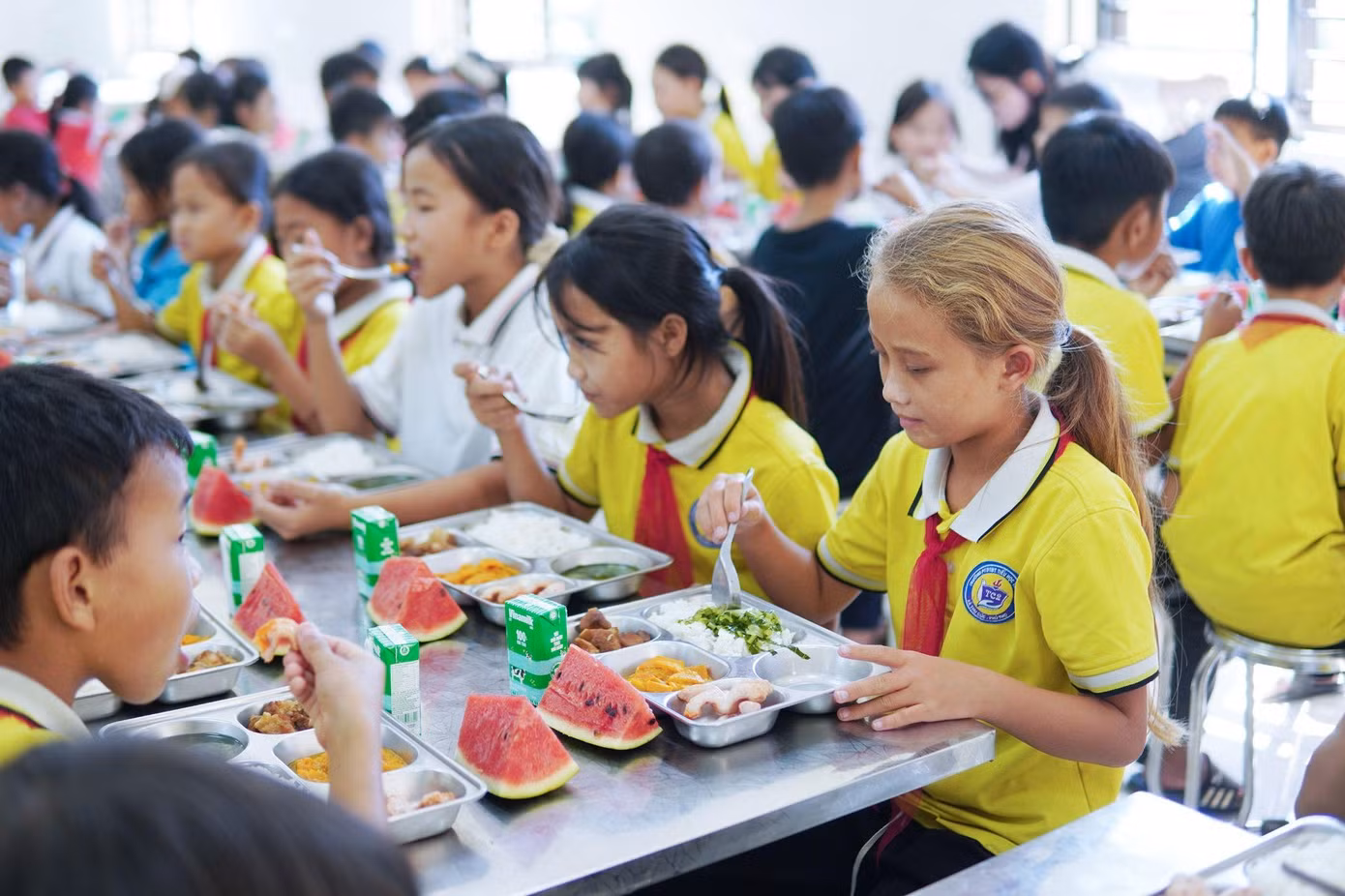 Để một đứa trẻ lớn lên khỏe mạnh, đằng sau mỗi khay cơm không chỉ là câu chuyện về điều kiện sống mà còn là khả năng tiếp cận thực phẩm và sự chung tay của toàn xã hội.