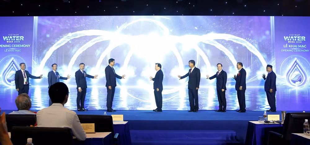 Các đại biểu thực hiện nghi thức khai mạc Tuần lễ ngành nước Việt Nam 2026.