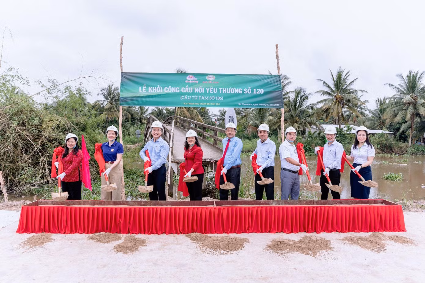 Đại diện lãnh đạo địa phương, Nhựa Tiền Phong, Tiền Phong Nam và các đơn vị đồng hành tại lễ khởi công Cầu Phước Phong.