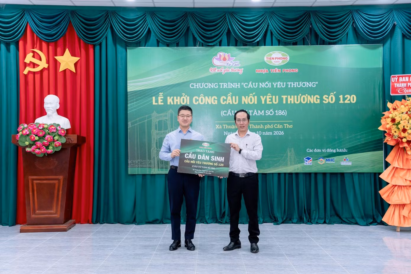 Đại diện Nhựa Tiền Phong trao bảng tượng trưng tặng cầu cho chính quyền xã Thuận Hòa.